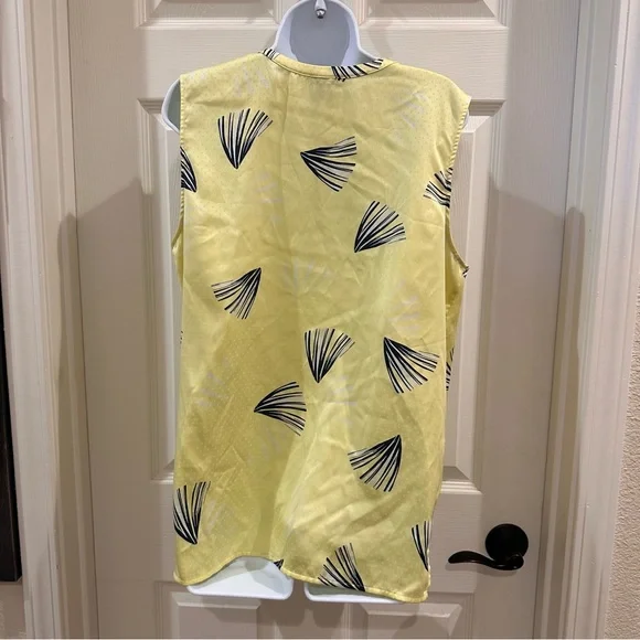 Ann Taylor Factory Yellow Blouse W/ Blue and White Abstract Flowers Sleeveless - Picture 4 of 5